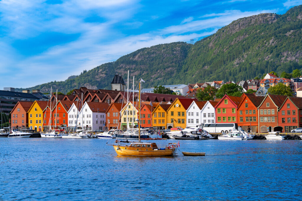 Bryggen i Bergen sett fra havet en solrik sommerdag